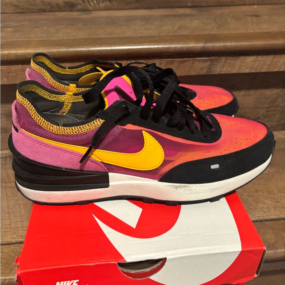 NIKE Fontana Waffle sneaker. Women’s Size 9. Gently used with box